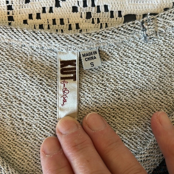 Kut from the kloth VGUC shirt blue gold heathered design, raw hem, stitching - Picture 11 of 14